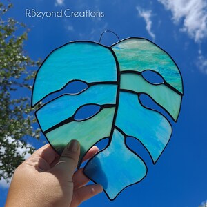 Nuances irisées de Teal Monstera Leaf Stained Glass Art Sun catcher