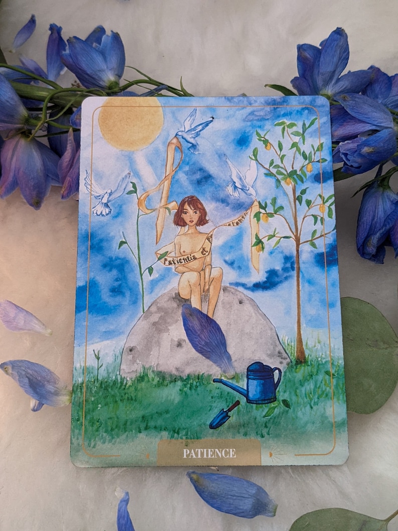 Puede incluir: Una ilustraci&oacute;n de acuarela de una mujer sentada en una roca con un limonero y p&aacute;jaros volando a su alrededor. La mujer sostiene un rollo que dice "Paciencia" en una escritura fluida. La imagen est&aacute; rodeada por un marco dorado y la palabra "Paciencia" est&aacute; escrita en la parte inferior.