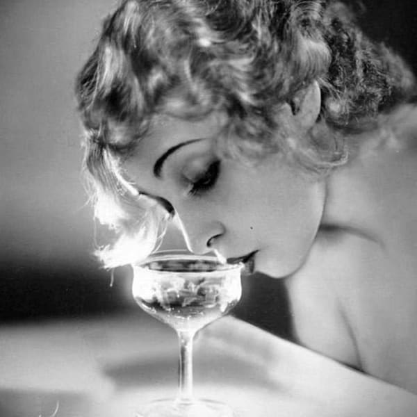 sinnlicher Blick ins Champagner Glas, 1920er Jahre - 00581