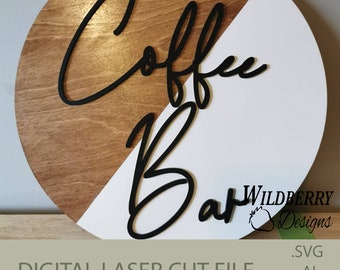 Könnte beinhalten: Runder Holzschild mit diagonalem weißem Abschnitt. Die Worte "Coffee Bar" sind in schwarzer Schrift geschrieben. Das Schild enthält auch den Text "DIGITAL LASER CUT FILE" und das Wildberry Designs Logo.