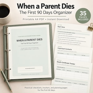 Puede incluir: Un organizador en PDF imprimible tamaño A4 titulado When a Parent Dies: The First 90 Days Organizer, que incluye 35 páginas de listas de verificación, rastreadores y hojas de planificación. El conjunto incluye una carpeta verde salvia, un bolígrafo y varias páginas impresas con secciones para contactos importantes y seguimiento de certificados de defunción.