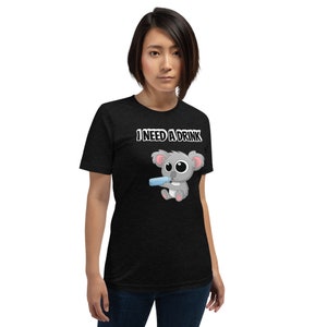 Koala precisa de uma bebida camiseta Koala unissex Camiseta bebê coala camisa pequena coala camisetas gráficas unissex