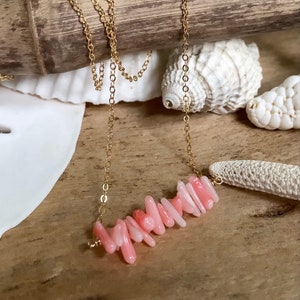 Delicado collar de coral rosa con 14K GF