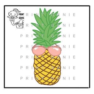 Könnte beinhalten: Eine gelbe Ananas mit grünen Blättern und rosa Sonnenbrille. Die Ananas trägt eine Sonnenbrille und hat einen fröhlichen Ausdruck. Der Hintergrund ist weiß mit dem Text "PRINT GENIE", der mehrmals wiederholt wird.