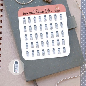 Puede incluir: Una hoja de 49 pegatinas blancas con una ilustración azul y rosa de una botella de protector solar. El texto "Fox and Rose Ink." y "Sunscreen" está impreso en la hoja. Cada pegatina tiene el texto "SPF 50" impreso en ella.