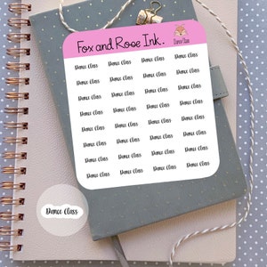 Op de afbeelding: Een vel witte stickers met de tekst "Dance Class" in een cursief lettertype. De stickers zijn gerangschikt op een roze rechthoek met de tekst "Fox and Rose Ink." en een voslogo. De stickers liggen op een grijze notitieboek.