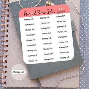 Può includere: Un foglio di adesivi con il testo "Planning Sesh" ripetuto più volte. Gli adesivi sono bianchi con testo nero e sono disposti in tre colonne. Il foglio è su uno sfondo blu chiaro con pois bianchi. Il testo "Fox and Rose Ink." è in cima al foglio.