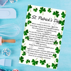 Può includere: Un kit di biscotti stampabile per il giorno di San Patrizio con istruzioni su come decorare i biscotti usando sac à poche. Le istruzioni includono suggerimenti su come fare un piccolo foro nel sac à poche e su come decorare i biscotti con codette. Le istruzioni includono anche informazioni su come conservare i biscotti.