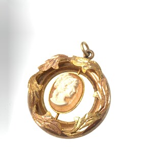 Vintage guldfärgad cameo-hänge med bladgulddesign. bild 8