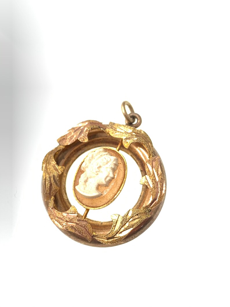 Vintage guldfärgad cameo-hänge med bladgulddesign. bild 8