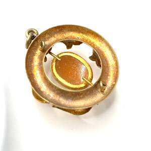 Vintage guldfärgad cameo-hänge med bladgulddesign. bild 3