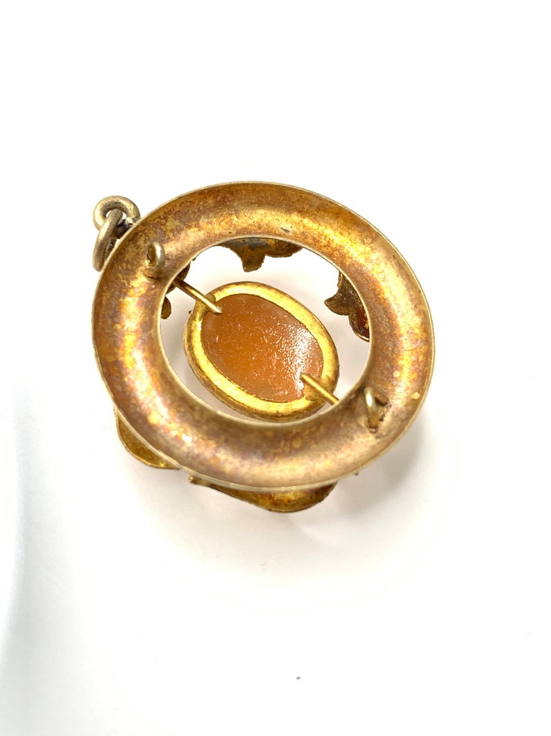 Vintage guldfärgad cameo-hänge med bladgulddesign. bild 3