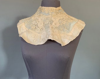 Collar de encaje antiguo
