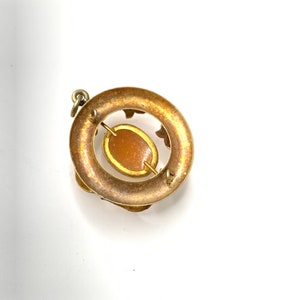 Vintage guldfärgad cameo-hänge med bladgulddesign. bild 7