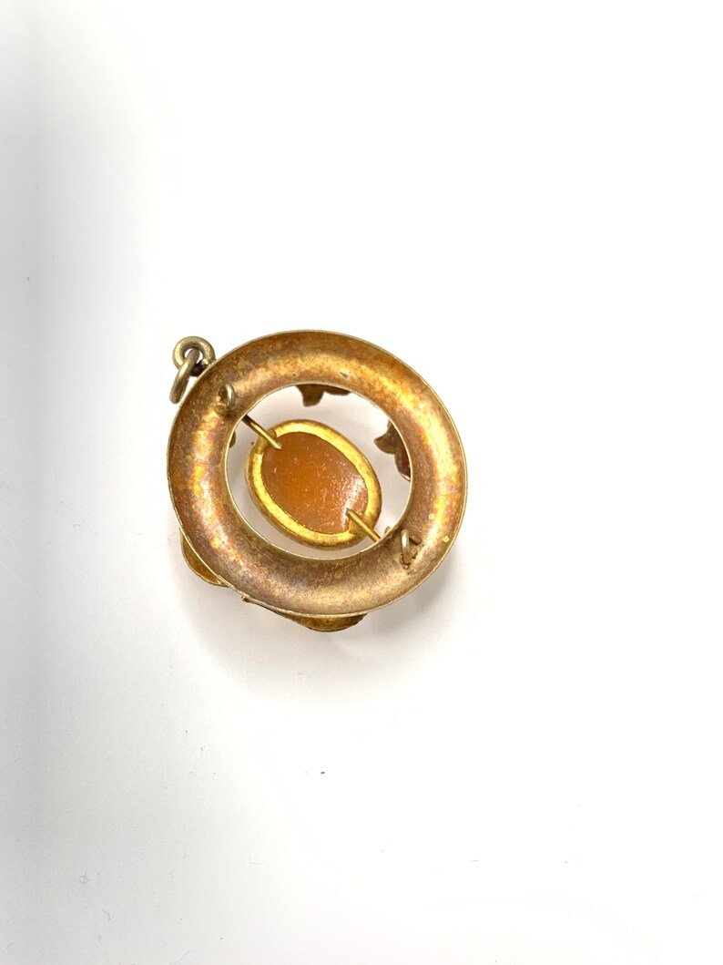 Vintage guldfärgad cameo-hänge med bladgulddesign. bild 7