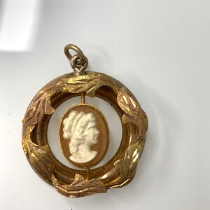 Vintage guldfärgad cameo-hänge med bladgulddesign. bild 2