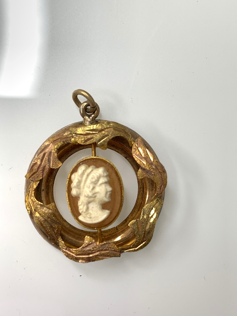 Vintage guldfärgad cameo-hänge med bladgulddesign. bild 2