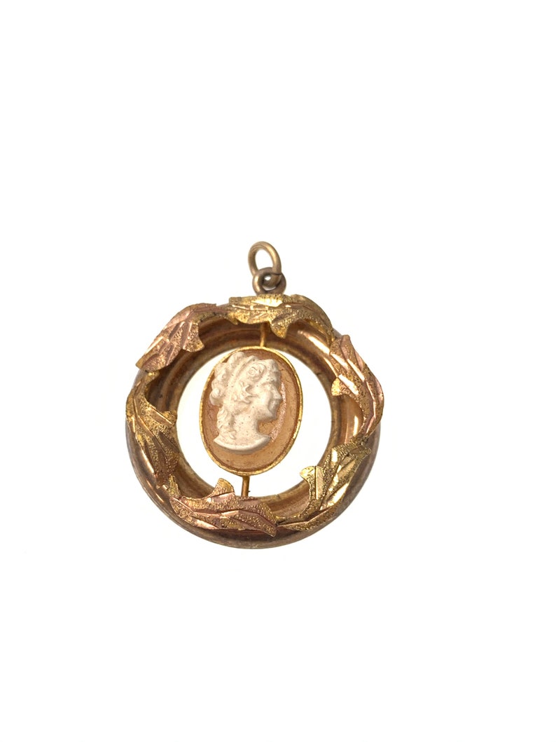 Vintage guldfärgad cameo-hänge med bladgulddesign. bild 6