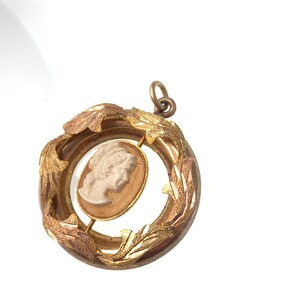 Vintage guldfärgad cameo-hänge med bladgulddesign. bild 4