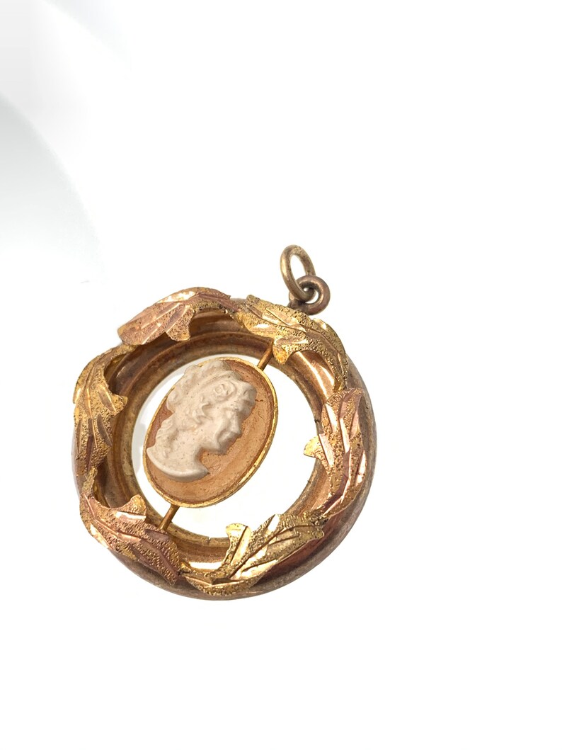 Vintage guldfärgad cameo-hänge med bladgulddesign. bild 4