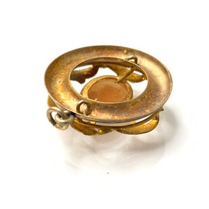Vintage guldfärgad cameo-hänge med bladgulddesign. bild 9