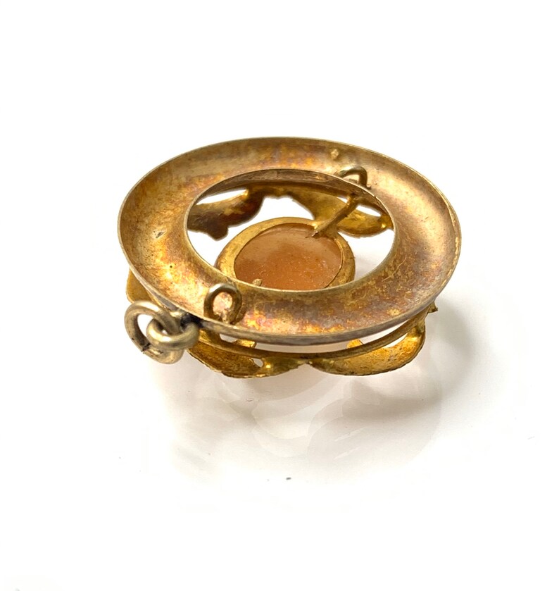 Vintage guldfärgad cameo-hänge med bladgulddesign. bild 9