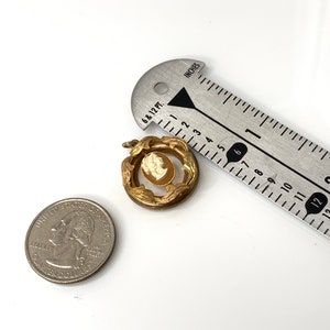 Vintage guldfärgad cameo-hänge med bladgulddesign. bild 10