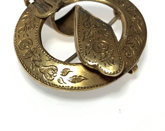 Broche antiguo de oro 10K - Vintage Open Circle pin de oro grabado. Colgante circular ornamentado. Colgante de conversión de metal abierto