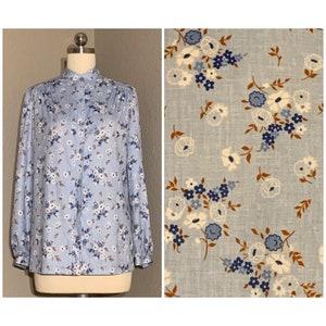 1970&#39;s Light Blue Button Up Blouse with Crosshatch Country Floral Bouquet Print Long Sleeves Vintage Medium M