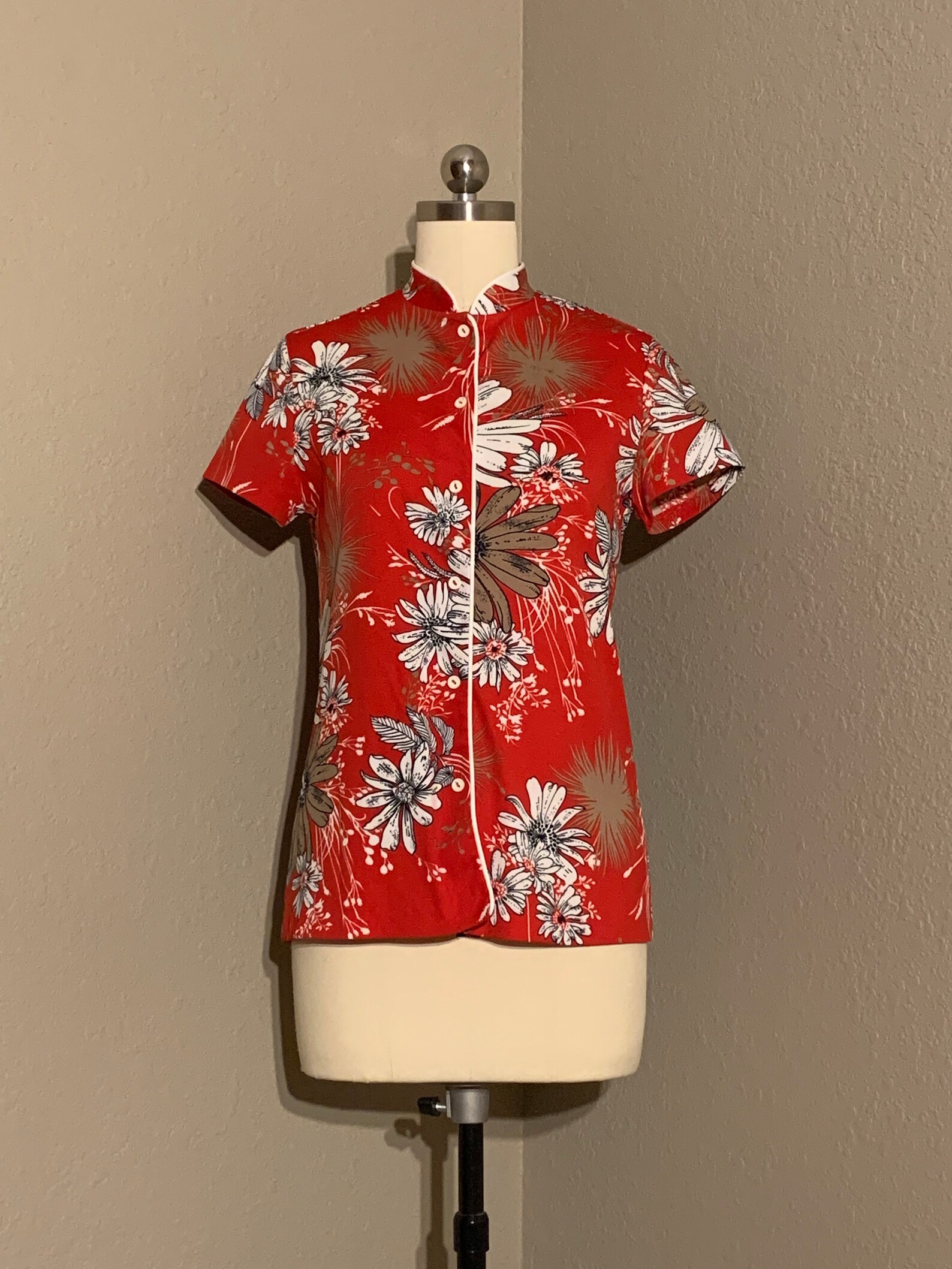 1970's Red Button Up Blouse with White & Tan Daisies | Etsy