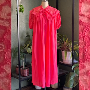 Vintage 60's Coral Lace Peignoir Set, Chemise & Bubble Sleeve Robe, Small XS-S