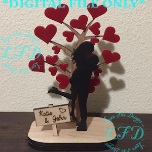 Silueta de Pareja con Árbol de Corazón - Pantalla 3D