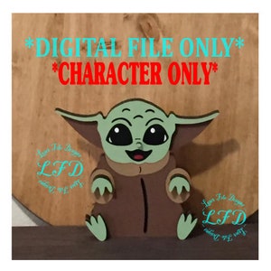 Op de afbeelding: Een digitaal bestand voor een uitsnede van een groen en bruin cartoonfiguur met grote ogen en een brede glimlach. Het figuur zit met gekruiste benen en uitgestrekte armen. De tekst *DIGITAL FILE ONLY* en *CHARACTER ONLY* wordt boven het figuur weergegeven.