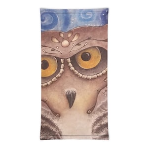 Puede incluir: Un primer plano de la cara de un búho con detalles intrincados. El búho tiene ojos grandes y amarillos y una cara con un patrón marrón y blanco. El fondo es una acuarela azul y blanca.