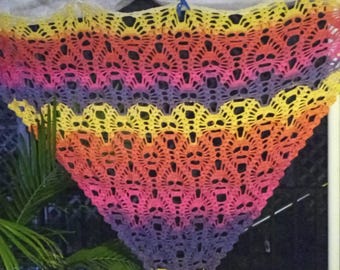 Chal de ganchillo hecho a mano "Lost Souls" con calaveras de colores arcoíris, hilo acrílico Lion Brand, combinación de colores "Clown Car".