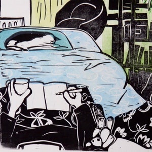 以下が含まれることがあります： 白黒の木版画で、椅子に座ってノートに書き込み、コーヒーカップを持っている人が描かれています。その人は花柄のシャツを着ています。背景には、白い毛布をかけたベッド、本棚、ギターがあります。