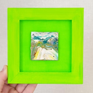 Obra de arte en hojalata, neón verde, pintura al óleo original enmarcada, estilo minimalista, 5 x 5, arte de pared abstracto moderno brillante, cuadrado, colorido, mini arte vívido
