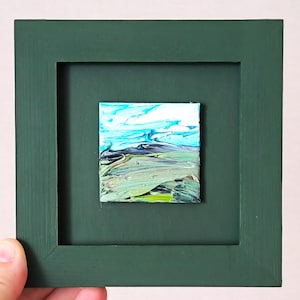 Pequeño abstracto, diminuto arte morado enmarcado, pintura al óleo original moderna de 5 x 5, obra de arte violeta en miniatura, mini pintura pintada a mano con textura verde