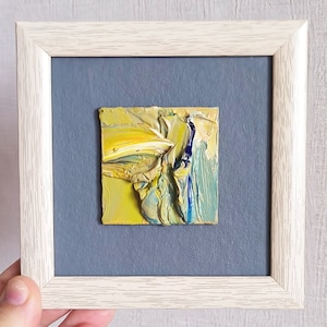 Pintura al óleo abstracta pequeña y fina en amarillo, arte original, cuadro cuadrado en miniatura en gris, pintura texturizada de 5 x 5, obra de arte colorida para el hogar y la oficina