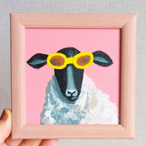 Cuadro original de oveja divertida, decoración rústica de pared de granja, obra de arte de animales pequeños, enmarcado, 5 x 5, oveja pequeña, alegre y linda pintada en rosa