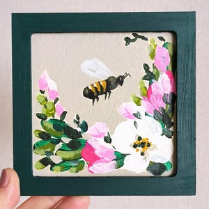 Pintura de abejas, pequeño abejorro, arte de flores diminutas, marco de obra de arte, decoración de pared en miniatura de 5 x 5, pintura acrílica original, jardín, flores blancas, insectos