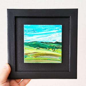 Miniatura negra, pequeño marco de arte de pared oscuro de 18 x 18 cm, prado verde, cielo azul y nubes, paisaje abstracto, pintura al óleo original, paisaje en miniatura.