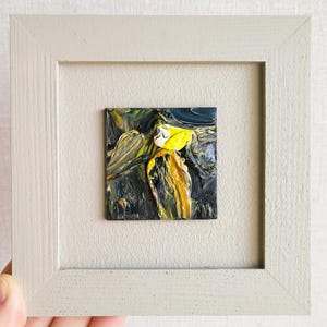 Obra abstracta oscura y diminuta, arte verde pequeño, pintura al óleo en miniatura gris con marco de 5x5, pintura texturizada original cuadrada con paisaje de niebla.