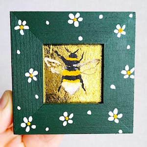 Obra de arte de abejas, pintura original en miniatura hecha a mano, arte fino pequeño de insectos, marco de avispa de 3 x 3, flores, arte verde diminuto, decoración de primavera de avispón pequeño volando