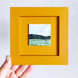 Mini pintura abstracta enmarcada de 5 x 5 pulgadas, arte diminuto, obra de arte colorida, paisaje costero moderno, pintura al óleo en miniatura, decoración amarilla, textura cuadrada