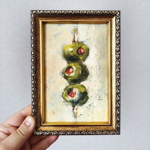 Minipintura al óleo de brocheta de aceitunas verdes, 4x6, arte de cocina original enmarcado, bodegón pequeño, decoración de pared, regalo de comida mediterránea