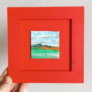 Arte diminuto rojo, enmarcado 5x5, pequeño abstracto amarillo, pintura al óleo original moderna, obra de arte en miniatura, cuadrado texturizado de colores brillantes pintado a mano