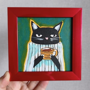Gato negro gruñón tomando café, pequeña pintura original, retrato de gato pequeño, obra de arte, marco rojo, 5 x 5, animal fino, mini gato divertido, arte de pared acogedor