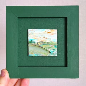 Pintura al óleo pequeña verde, paisaje abstracto, arte original, marco de 5 x 5, pequeña, moderna, texturizada, cuadrada, mini, pintada a mano, caprichosa, gótica.