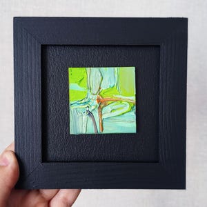 Miniatura de obra de arte negra, pequeña pintura de pared oscura, marco de 5x5, arte abstracto al óleo en amarillo y marrón, pintura en miniatura, arte de pared masculino, lienzo con marco oscuro